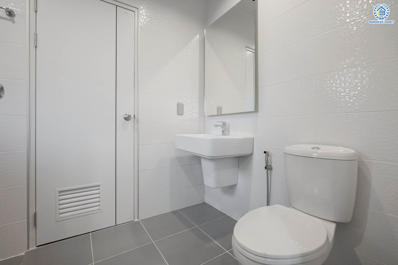 บ้านมือสองตกแต่งใหม่ ม.เนเบอร์โฮม วัชรพล เนื้อที่ 68 ตร.ว. ฟังก์ชัน 3 ห้องนอน 4 ห้องน้ำ 1 ห้องแม่บ้าน จอดรถได้ 2 คัน บนทำเลเชื่อมต่อหลายเส้นทาง ทั้ง ถนนสุขาภิบาล5 ถนนสายไหม และถนนรามอินทรา ใกล้ทางด่วน "ฉลองรัช" และรถไฟฟ้าสายสีเขียว "สถานีสายหยุด"